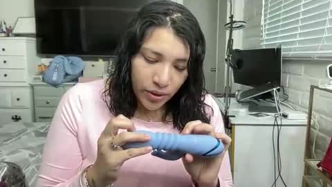 Snapshot of suzyishellawet chatting on 12/14/25, 07:29 Suzy online show from 12/14/25, 07:29