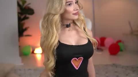 SweetLuna online show from 06/19/26, 03:11