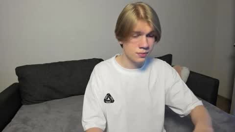 Snapshot of swag_mua chatting on 10/22/25, 09:25 Swen online show from 10/22/25, 09:25