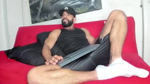 Snapshot of sweatyhairypig1 chatting on 11/19/25, 04:23 joel bliss online show from 11/19/25, 04:23