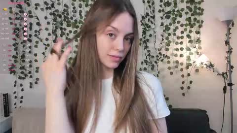 Snapshot of sweet_and_flirt chatting on 10/21/25, 07:42 Alice online show from 10/21/25, 07:42