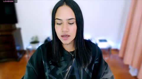 Snapshot of sweet_angel2001 chatting on 11/19/25, 04:01 Stephanie online show from 11/19/25, 04:01