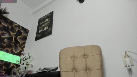 Snapshot of sweet_kitty2000 chatting on 12/14/24, 06:13 Alesy online show from 12/14/24, 06:13