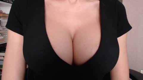 Snapshot of sweet_lil_thing chatting on 11/14/25, 05:28 Jen online show from 11/14/25, 05:28