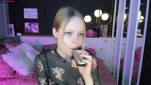 Snapshot of sweet_lucile chatting on 02/19/26, 06:53 Lucy online show from 02/19/26, 06:53