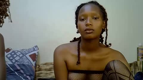 Snapshot of sweet_melod chatting on 11/06/25, 02:40 Linda online show from 11/06/25, 02:40