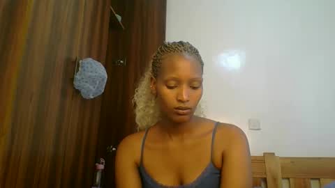 Snapshot of sweet_melod chatting on 03/10/26, 01:05 Linda online show from 03/10/26, 01:05