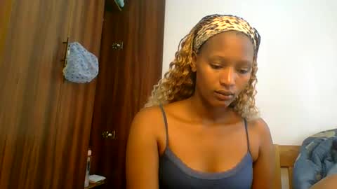 Snapshot of sweet_melod chatting on 03/17/26, 06:17 Linda online show from 03/17/26, 06:17