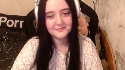 Snapshot of sweet_my_dream chatting on 10/16/25, 01:12 sweet_my_dream online show from 10/16/25, 01:12