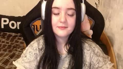 Snapshot of sweet_my_dream chatting on 10/22/25, 02:50 sweet_my_dream online show from 10/22/25, 02:50