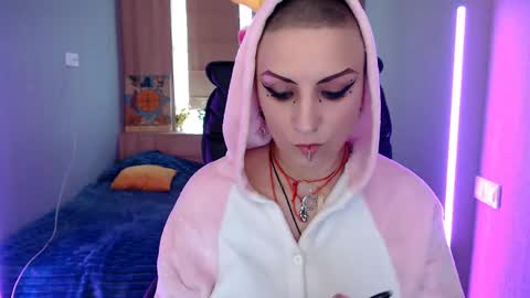 Snapshot of sweet_n_strong chatting on 04/18/26, 11:14 sweet_n_strong online show from 04/18/26, 11:14