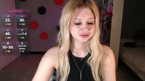 Snapshot of sweet_nicole_333 chatting on 10/31/25, 01:45 sweet_nicole_333 online show from 10/31/25, 01:45