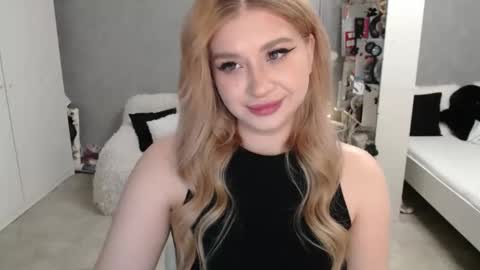 Snapshot of sweet_nicole_333 chatting on 03/22/26, 09:23 sweet_nicole_333 online show from 03/22/26, 09:23
