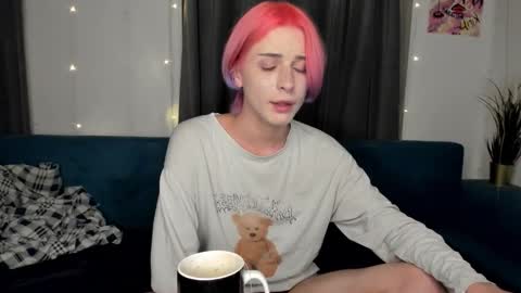 Snapshot of sweet_peach__ chatting on 09/17/25, 10:00 kira online show from 09/17/25, 10:00