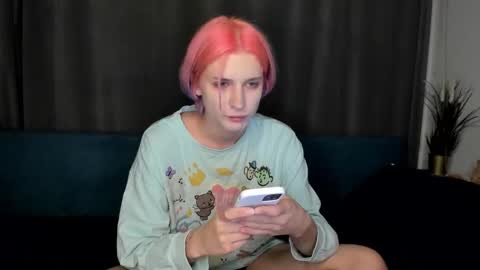 Snapshot of sweet_peach__ chatting on 09/19/25, 10:32 kira online show from 09/19/25, 10:32