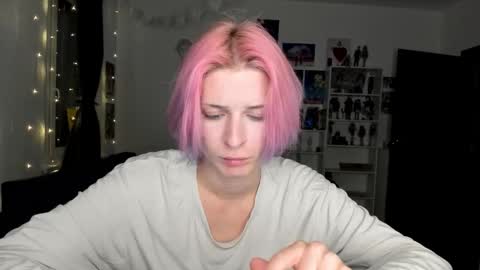 Snapshot of sweet_peach__ chatting on 10/13/25, 09:37 kira online show from 10/13/25, 09:37