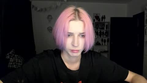 Snapshot of sweet_peach__ chatting on 10/18/25, 09:48 kira online show from 10/18/25, 09:48