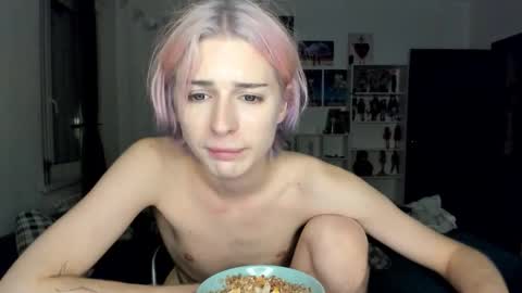 Snapshot of sweet_peach__ chatting on 10/26/25, 10:04 kira online show from 10/26/25, 10:04