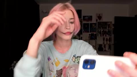 Snapshot of sweet_peach__ chatting on 10/31/25, 07:48 kira online show from 10/31/25, 07:48