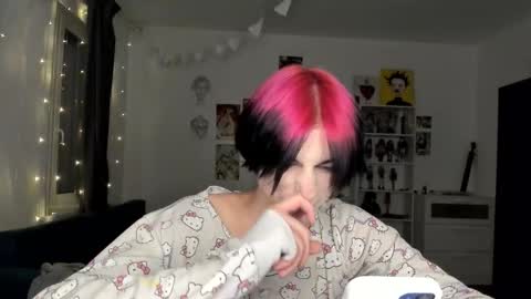 Snapshot of sweet_peach__ chatting on 11/15/25, 05:09 kira online show from 11/15/25, 05:09