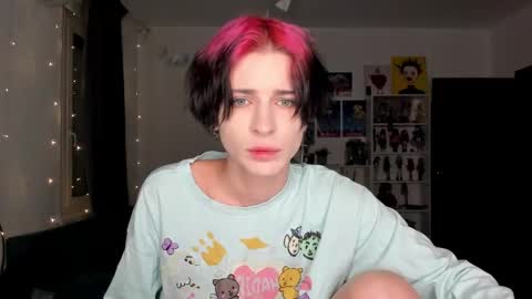 Snapshot of sweet_peach__ chatting on 11/19/25, 03:45 kira online show from 11/19/25, 03:45