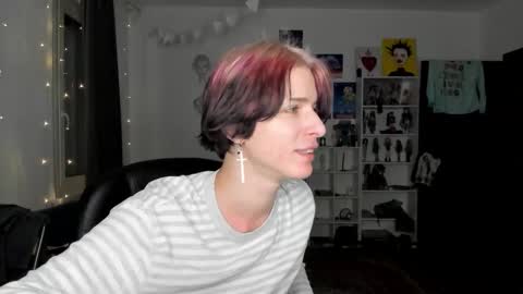 Snapshot of sweet_peach__ chatting on 11/25/25, 08:42 kira online show from 11/25/25, 08:42