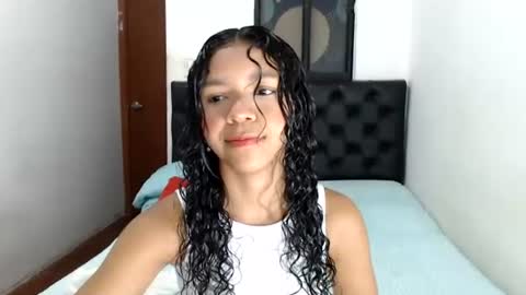 Snapshot of sweet_petite15 chatting on 06/19/26, 12:42 petite sweet online show from 06/19/26, 12:42