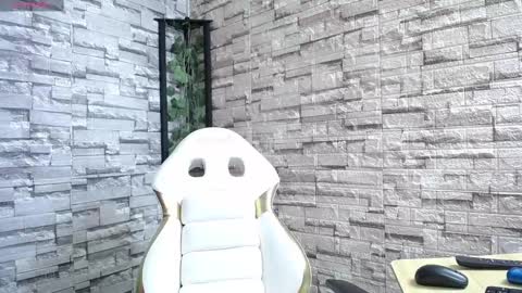 Snapshot of sweet_poison30 chatting on 02/14/25, 11:09 LAUREN online show from 02/14/25, 11:09