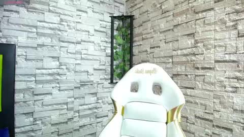 Snapshot of sweet_poison30 chatting on 02/28/25, 09:01 LAUREN online show from 02/28/25, 09:01