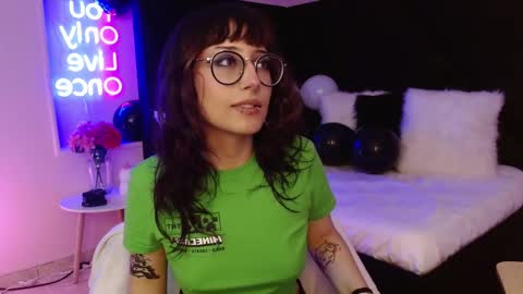 Snapshot of sweet_roxanee chatting on 11/08/25, 04:12 Roxanee online show from 11/08/25, 04:12