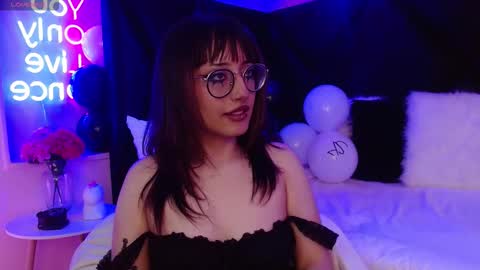 Snapshot of sweet_roxanee chatting on 11/12/25, 06:14 Roxanee online show from 11/12/25, 06:14