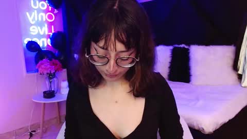 Snapshot of sweet_roxanee chatting on 11/26/25, 04:35 Roxanee online show from 11/26/25, 04:35