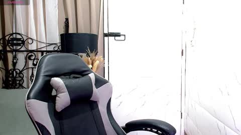 Snapshot of sweet_sirenxx chatting on 11/06/25, 11:26 Leah online show from 11/06/25, 11:26