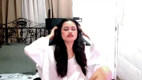 Snapshot of sweet_sirenxx chatting on 12/18/25, 09:59 Leah online show from 12/18/25, 09:59