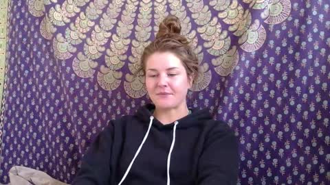 Snapshot of sweet_truffle chatting on 11/04/25, 01:21 Heidi Brenner - Please check bio for schedule FAQ online show from 11/04/25, 01:21