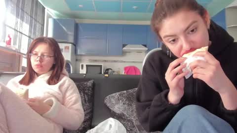 sweet_violetti online show from 02/20/25, 10:59