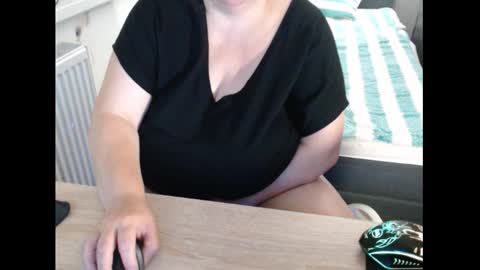 Snapshot of sweetboobs85h chatting on 10/15/25, 08:09 Sweetboobs85h online show from 10/15/25, 08:09