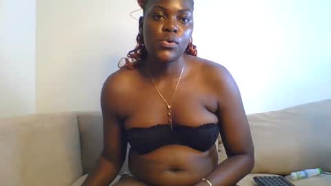 Snapshot of sweetdarkskin chatting on 06/07/26, 12:53 CLARIS online show from 06/07/26, 12:53