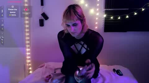 Emma online show from 12/17/25, 02:39