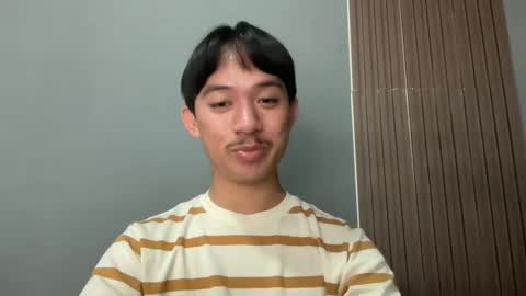 Snapshot of sweetguy102103 chatting on 02/18/26, 02:40 khrayan online show from 02/18/26, 02:40