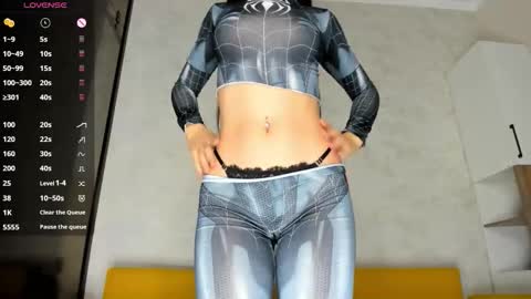 sweetie_peach_ online show from 10/31/25, 04:02