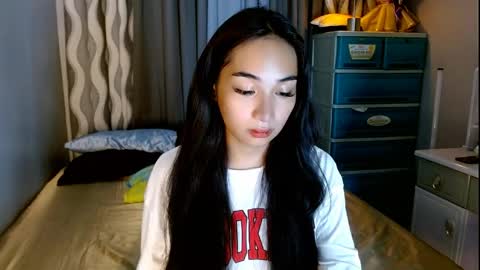 Snapshot of sweetlilly_18 chatting on 05/23/26, 04:07 Lilly online show from 05/23/26, 04:07