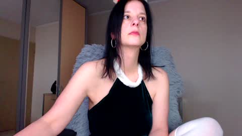 Snapshot of sweetlonglips_ chatting on 12/18/24, 09:36 JenJenny online show from 12/18/24, 09:36