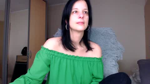 Snapshot of sweetlonglips_ chatting on 02/06/25, 09:00 JenJenny online show from 02/06/25, 09:00