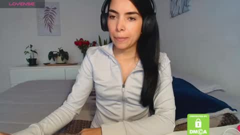 Snapshot of sweetmysterious18 chatting on 11/19/25, 11:32 Sweet Mysterious online show from 11/19/25, 11:32