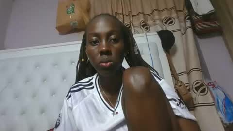 Snapshot of sweetnovah chatting on 05/18/26, 04:46 Novah girlie online show from 05/18/26, 04:46