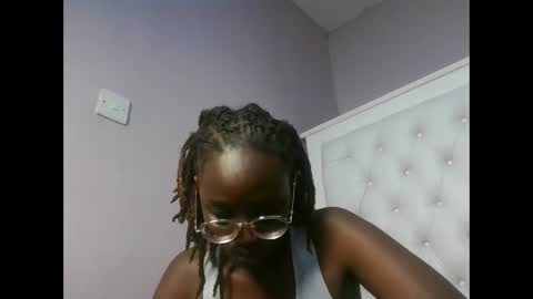 Snapshot of sweetnovah chatting on 06/10/26, 05:34 Novah girlie online show from 06/10/26, 05:34