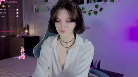 Snapshot of sweetparadox chatting on 10/10/25, 08:52 Anya online show from 10/10/25, 08:52