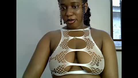 Snapshot of sweetpetitgirl chatting on 06/13/26, 05:22 LILY BRANDY online show from 06/13/26, 05:22
