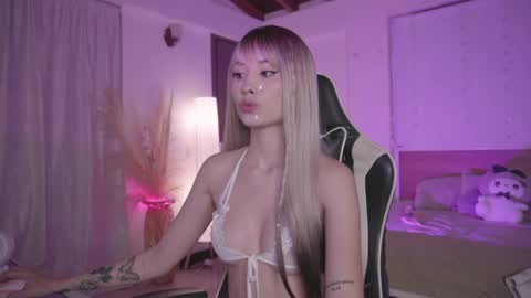 Cat independent model  online show from 03/02/25, 04:28